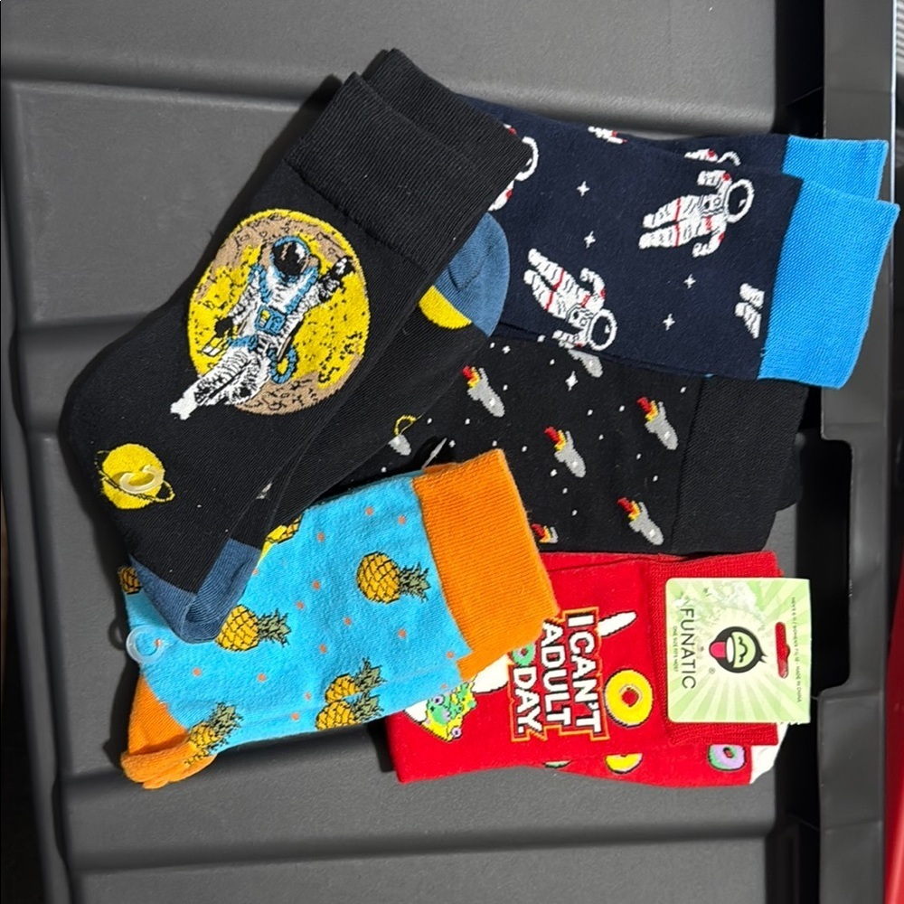 5 pairs of new Men's Colorful Space and Pineapple Socks Set T28